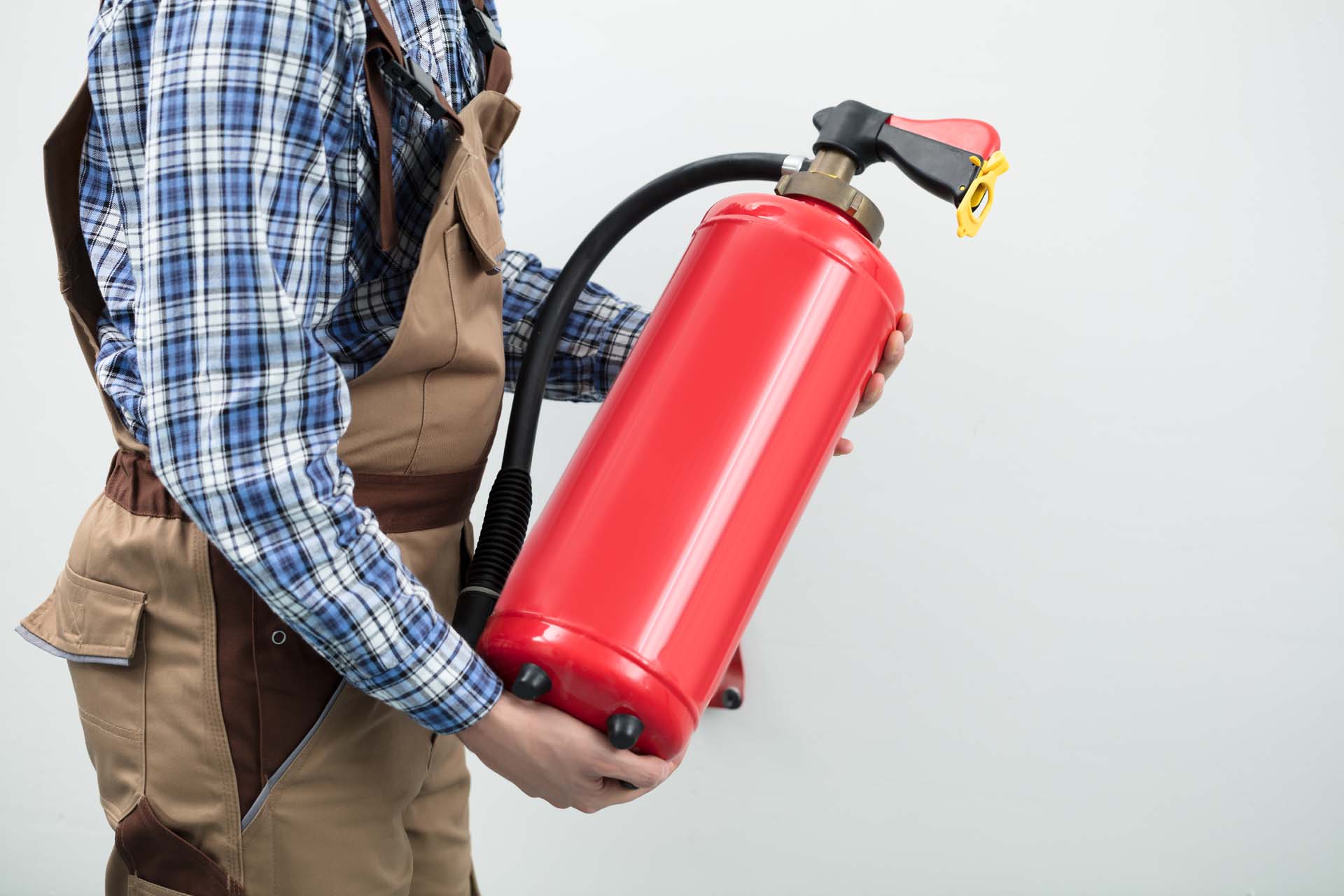 fire_extinguisher_held_in_hands